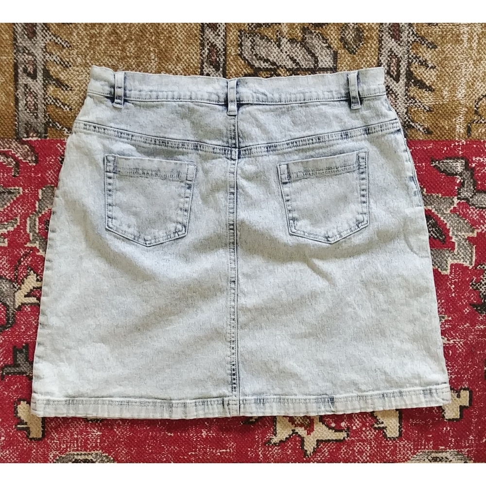 Light acid wash denim skirt - Picture 2 of 5